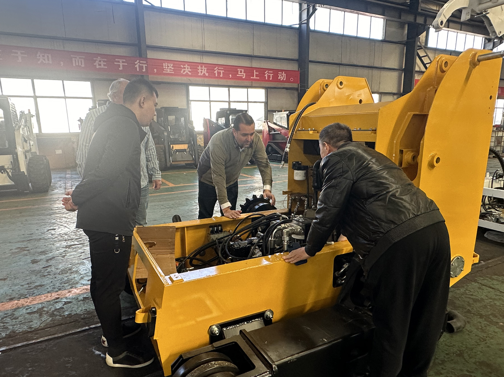 American Customers Visit to SECSUN Skid Steer Loader Factory