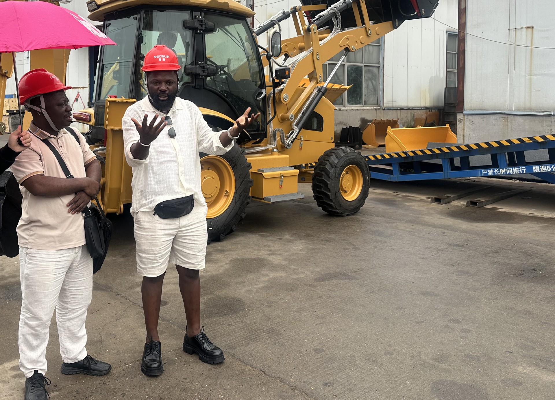 Congolese Customers Impressed by SECSUN Backhoe Loader Factory Tour in China!