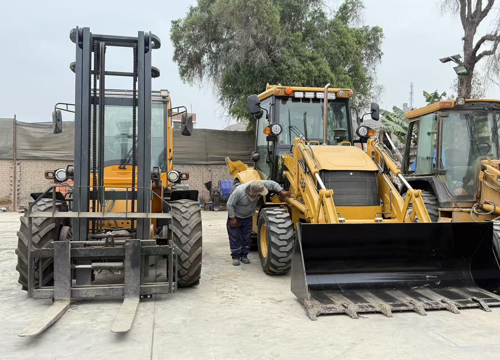 Peruvian Customer Delighted with SECSUN All-Terrain Forklift and Backhoe Loader Delivery