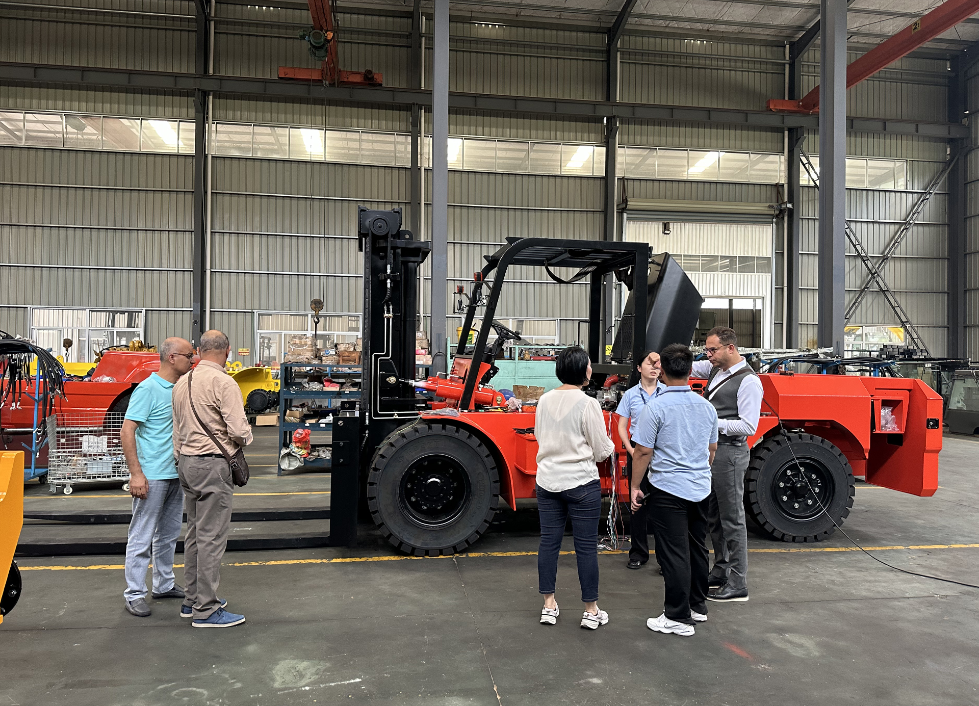 Algerian Customer Inspects SECSUN 16 Ton Diesel Forklift at Factory