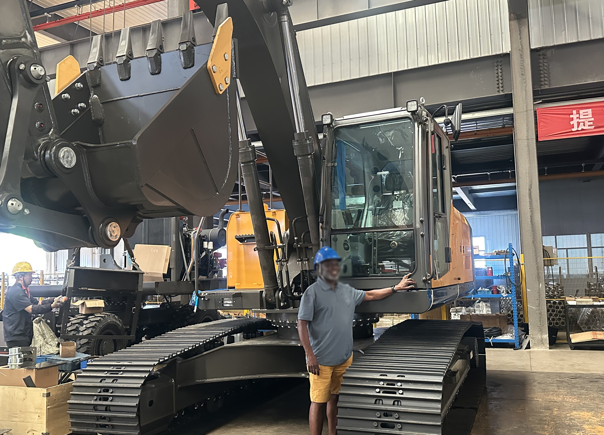 Ghanaian Customer Highly Satisfied with SECSUN Excavator Factory Visit in China