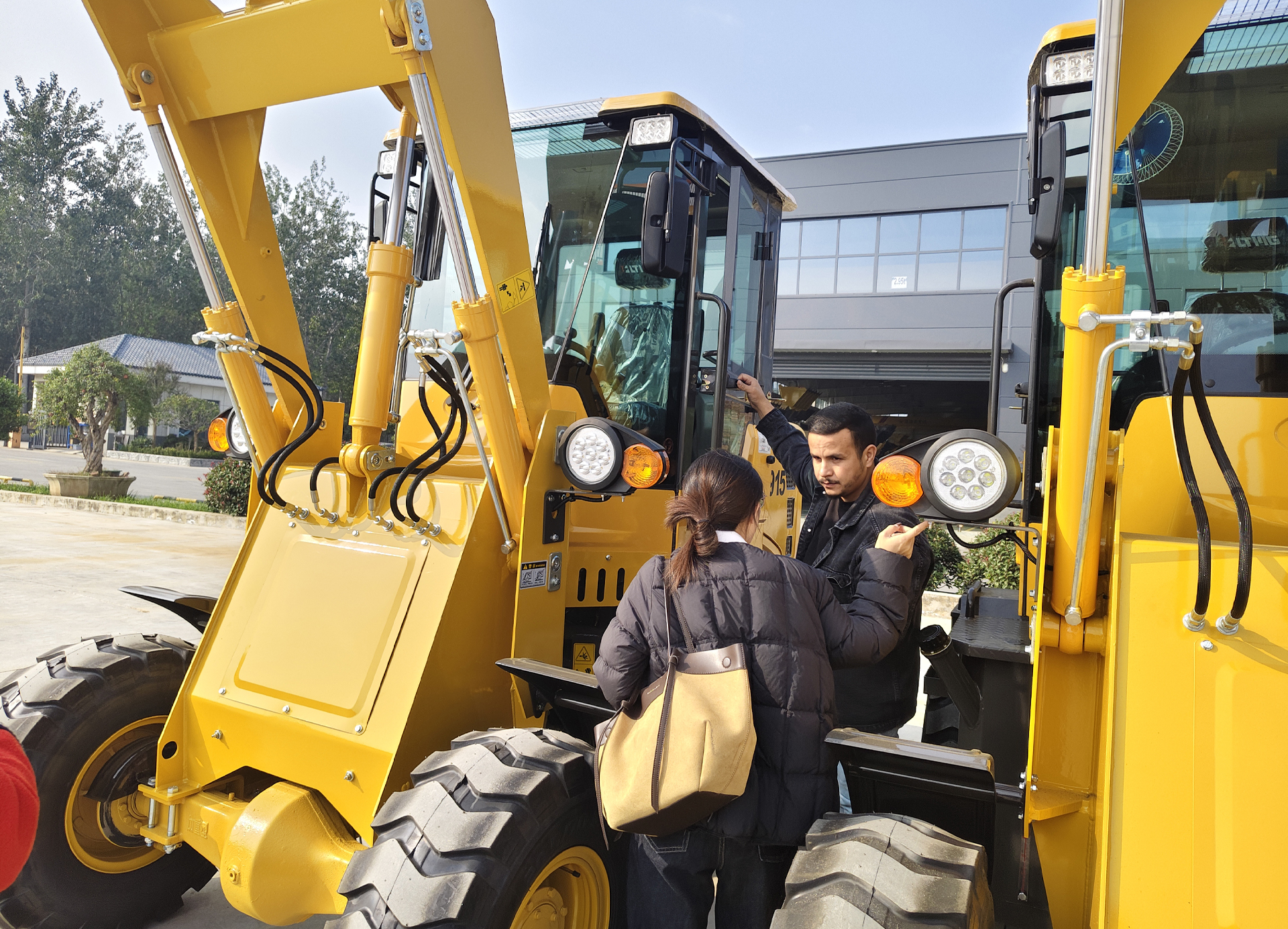 Libyan Customers Explore SECSUN’s Loader Factory in China – Witness Manufacturing Excellence Firsthand!
